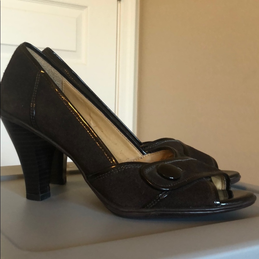Medina Heels with elegant button accent